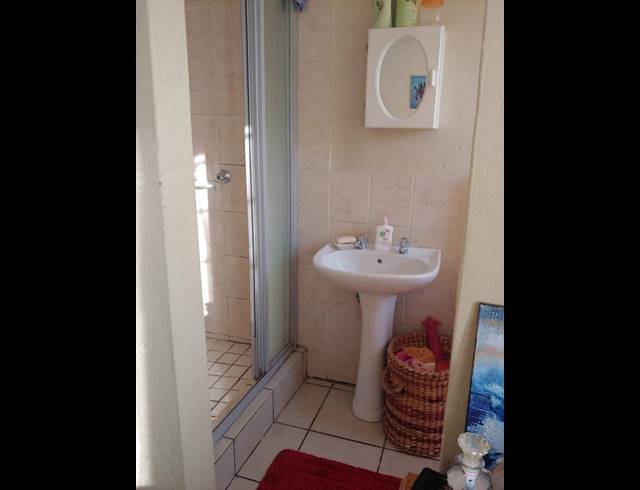 2 BEDROOM PROPERTY TO RENT IN ROOIHUISKRAAL NORTH